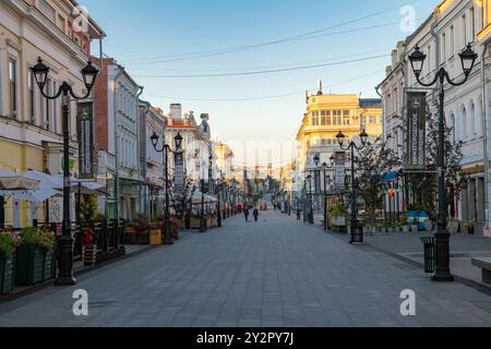 NISCHNI NOWGOROD, RUSSLAND - 5. SEPTEMBER 2024: Bolschaja Pokrowskaja Straße am frühen September Morgen Stockfoto