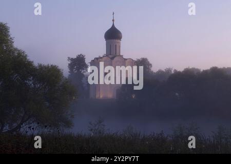 Mittelalterliche Kirche der Fürbitte auf dem Nerl vor Sonnenaufgang. Bogolyubovo, der Goldene Ring Russlands Stockfoto