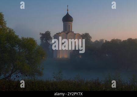 Die mittelalterliche Fürbitte-Kirche auf dem Nerl in der morgendlichen Septemberlandschaft. Bogolyubovo, der Goldene Ring Russlands Stockfoto