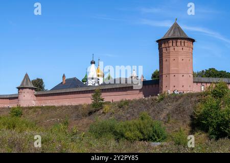 Blick auf die antiken Türme des Klosters Spaso-Evfimiev an einem sonnigen Septembertag. Suzdal, Region Vladimir. Goldener Ring von Russland Stockfoto