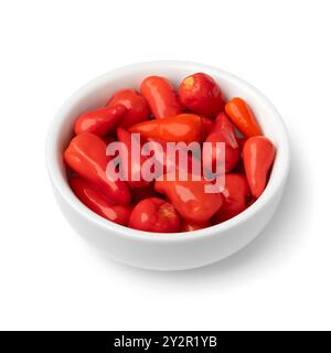 Schüssel mit eingelegten kleinen roten mexikanischen Paprika, isoliert auf weißem Hintergrund Stockfoto