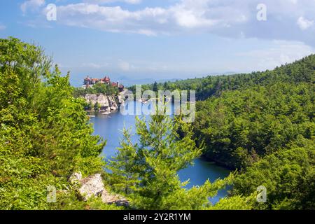 Historisches Mohonk Mountain House und Mohonk Lake im Norden von New York Stockfoto