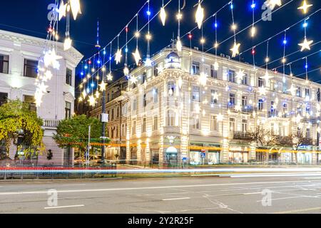 Tiflis, Georgien, ist mit glitzernden Weihnachtslichtern beleuchtet und schmückt die klassische Architektur der Stadt in einem festlichen Ambiente. Stockfoto