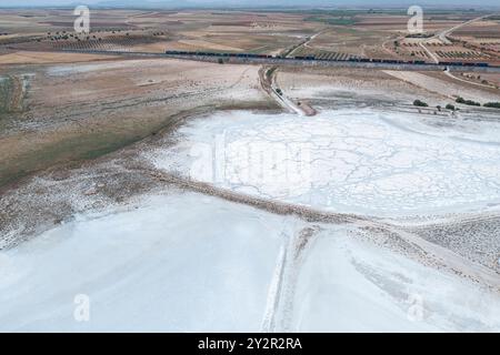 Luftaufnahme mit kontrastierenden Mustern der Salinen in der Nähe von Quero, Toledo, Spanien, die das wunderschöne und komplexe Netz von Wegen und dri hervorheben Stockfoto