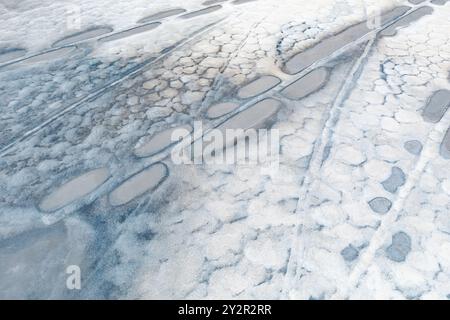 Aus der Vogelperspektive des Salzgewinnungsfeldes in Quero, Toledo, mit komplexen Texturen und Mustern, die von Salinen und Salzkanälen gebildet werden Stockfoto