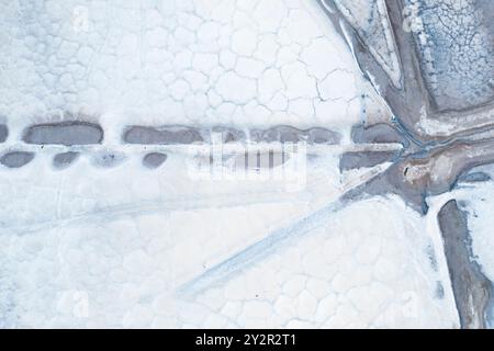 Aus der Vogelperspektive der Salzentsorgungsbecken in Quero, Toledo, mit einzigartigen Mustern und Texturen, die von Salzfeldern geformt wurden und die komplizierte Technik verkörpern Stockfoto