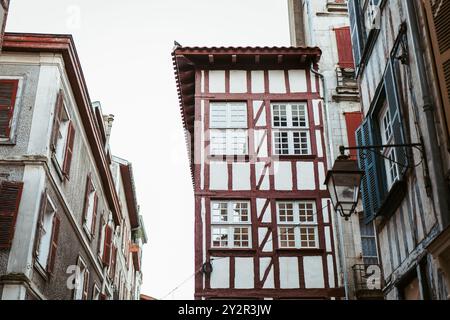 Charmante traditionelle baskische Architektur mit Fachwerkhäusern entlang einer alten Straße in Bayonne im Südwesten Frankreichs, die die Reichtümer der Region darstellen Stockfoto