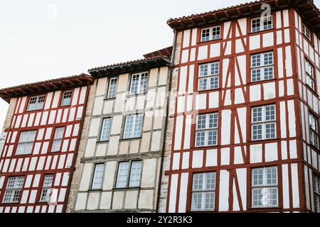 Traditionelle Fachwerkhäuser säumen die Straßen von Bayonne und zeigen das einzigartige architektonische Erbe des französischen Baskenlandes. Stockfoto