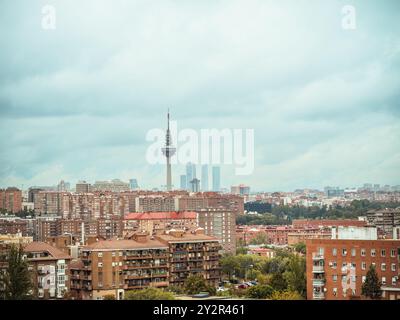 Ein fantastischer Blick auf Madrids urbane Landschaft mit dem berühmten Torrespana und modernen Wolkenkratzern vor dem Hintergrund von bewölktem Himmel und Dächern Stockfoto