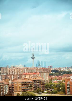 Dieses Foto mit Blick auf das pulsierende Stadtbild von Madrid zeigt die dichte städtische Architektur neben dem berühmten Torreespana und dem vier Turm Stockfoto