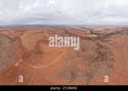 Drohnenblick auf den sich schlängelnden Rio San Juan durch die zerklüftete Landschaft des San Juan Canyon in der Nähe von Mexican hat, Utah. Der Fluss schlängelt sich durch eine Steilheit Stockfoto