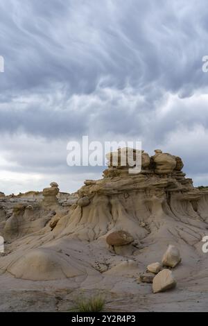 Dramatischer Blick auf die einzigartigen Felsformationen unter stürmischem Himmel in der AH-Shi-SLE-PAH Wilderness in New Mexico, die das strukturierte Badlands-Gelände zeigt. Stockfoto