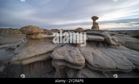 Atemberaubende Aufnahme fängt die einzigartigen und dramatischen Felsformationen der AH-Shi-SLE-PAH Wilderness in New Mexico, USA, ein, die durch ihre Badlands geprägt sind Stockfoto