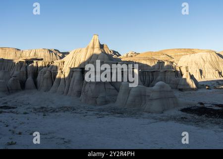 Einzigartige geologische Formationen und Hoodoos dominieren die Landschaft der AH-Shi-SLE-PAH Wilderness in New Mexico, die Schichten erodierter Gesteinsschichten unter dem Grat zeigen Stockfoto