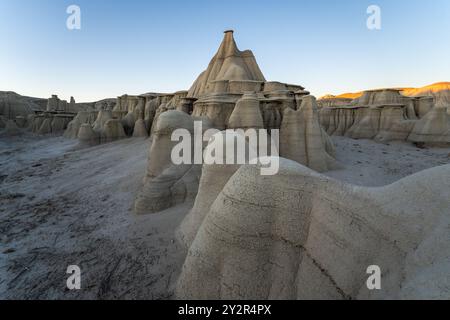 Sanftes Licht taucht die surrealen Felsformationen der AH-Shi-SLE-PAH Wilderness in New Mexico auf und hebt die Texturen und Konturen hervor Stockfoto