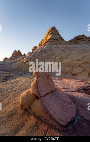 Warmes Sonnenaufgangslicht beleuchtet die einzigartigen Sandsteinformationen der Coyote Buttes in der Paria Canyon-Vermilion Cliffs Wilderness, Arizona. Stockfoto