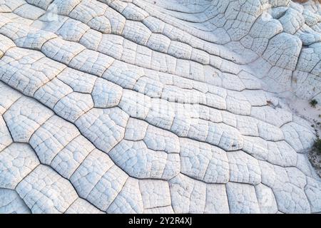 Eine ruhige Drohnenansicht der einzigartigen, wellenartigen Steinmuster in White Pocket in der Paria Canyon-Vermilion Cliffs Wilderness in Arizona, die es zu sehen gibt Stockfoto