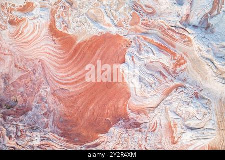 Die Drohnenansicht von wirbelnden roten und weißen Mustern aus Sandstein erzeugt ein abstraktes Naturgemälde bei White Pocket im Paria Canyon-Vermilion Cl Stockfoto