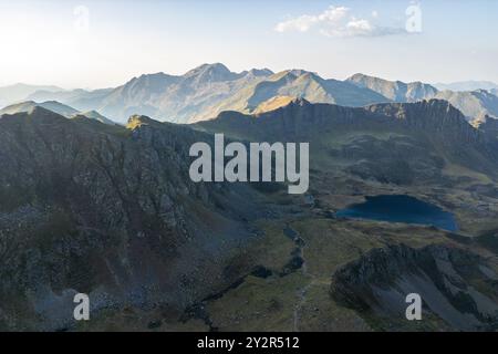 Von oben fängt dieses Bild das ruhige Morgenlicht über Lacs d'Ayous ein, eingebettet in das zerklüftete Gelände der französischen Pyrenäen und zeigt einen See surr Stockfoto