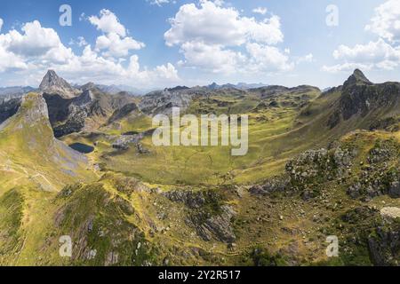 Von oben fängt das Panorama die atemberaubende Landschaft von Lacs d'Ayous ein, eingebettet in die französischen Pyrenäen. Das Bild zeigt majestätische Berge Stockfoto