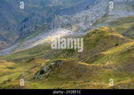 Eine dynamische Landschaft der französischen Pyrenäen mit ihren hügeligen Hügeln, zerklüfteten Felsformationen und üppigem Grün, die die natürliche Schönheit hervorhebt Stockfoto