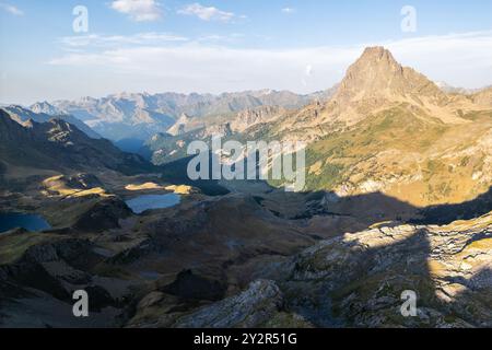 Von oben fängt eine Luftaufnahme die atemberaubende Lacs d'Ayous ein, die sich inmitten bergigem Gelände in den französischen Pyrenäen befindet und die zerklüftete Landschaft beleuchtet Stockfoto