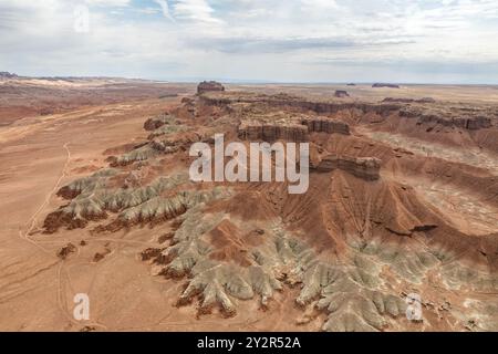 Ein Luftbild fängt das eigenständige Gelände und die weitläufigen, geschichteten Felsformationen des Goblin Valley State Park in Utah, USA, ein und zeigt einen bre Stockfoto