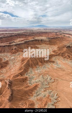 Faszinierender Blick aus der Vogelperspektive auf die markanten, erodierten Felsformationen des Goblin Valley State Park in Utah, USA, mit einem weiten Horizont und dramatischem Himmel Stockfoto