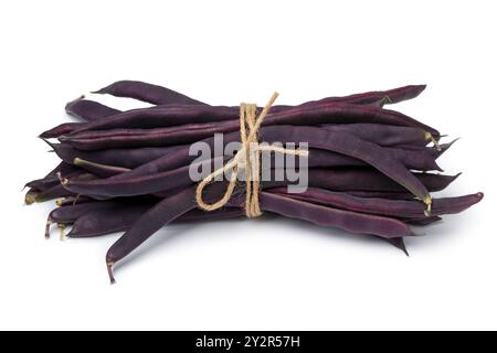 Ein Haufen frischer roher violetter Bohnen isoliert auf weißem Hintergrund Nahaufnahme Stockfoto