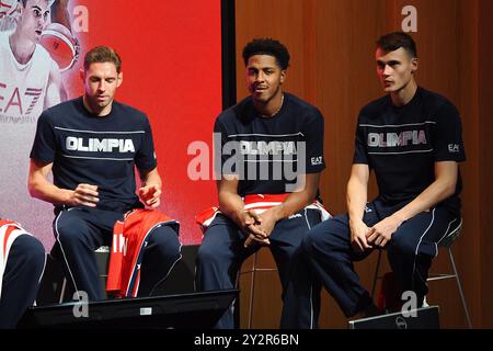 Fabien Causeur (EA7 Emporio Armani Olimpia Milano), Zack LeDay (EA7 Emporio Armani Olimpia Milano) & Nenad Dimitrijvevic (EA7 Emporio Armani Olimpia Milano) während der EA7 Emporio Armani Milano - Teampräsentation, Sportveranstaltungen in Mailand, Italien, 11. September 2024 Stockfoto