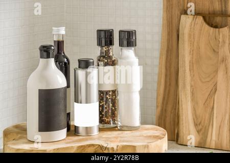 Ein Set stilvoller, etikettierter Küchenflaschen auf einem Holzständer. Stockfoto