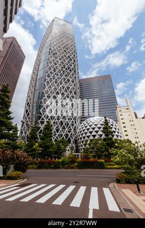 TOKIO, JAPAN - 19. MAI 2019: Mode Gakuen Cocoon Tower tagsüber in Shinjuku, Tokio Stockfoto