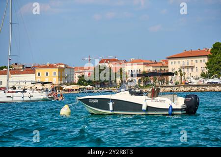 Porec, Istrien, Kroatien - 27. August 2024: Ein Motorboot liegt vor der Küste von Porec, Kroatien, im klaren Wasser des Adriatischen Meeres *** ein Motorboot liegt vor der Küste von Porec, Kroatien, im klaren Wasser des Adriatischen Meeres Stockfoto