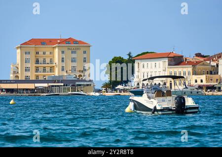 Porec, Istrien, Kroatien - 27. August 2024: Ein Motorboot liegt vor der Küste von Porec, Kroatien, im klaren Wasser des Adriatischen Meeres *** ein Motorboot liegt vor der Küste von Porec, Kroatien, im klaren Wasser des Adriatischen Meeres Stockfoto