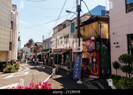TOKIO, JAPAN - 11. MAI 2019 - Harajuku Street Life und Geschäfte in der Nähe der Cat Street im Zentrum von Tokio, Japan Stockfoto
