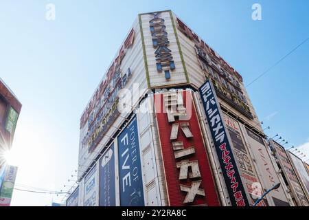 TOKIO, JAPAN - 18. MAI 2019: Tokios geschäftiges Stadtviertel Shinjuku tagsüber rund um den Yodobashi-Kamerashop Stockfoto