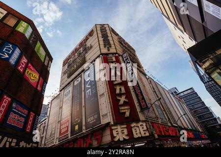 TOKIO, JAPAN - 18. MAI 2019: Tokios geschäftiges Stadtviertel Shinjuku tagsüber rund um den Yodobashi-Kamerashop Stockfoto