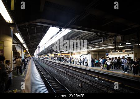 TOKIO, JAPAN - 11. MAI 2019: Bahnhof Shinjuku, Bahnsteig und Eisenbahn in Tokio Japan Stockfoto