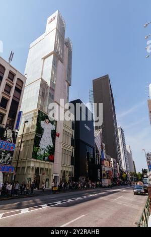 TOKIO, JAPAN - 19. MAI 2019 - Main Avenue durch Harajuku und Omotesando in der Nähe der Cat Street im Zentrum von Tokio, Japan Stockfoto