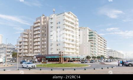 Povoa de Varzim, Porto, Portugal - 22. Oktober 2020: Architekturdetails von Mehrfamilienhäusern am Meer an einem Herbsttag Stockfoto