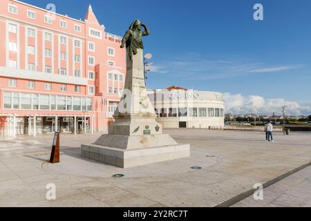 Povoa de Varzim, Porto, Portugal - 22. Oktober 2020: Denkmal zum Gedenken an Jose Rodrigues Maio, besser bekannt als Cego do Maio Held, Rettungsschwimmer und Stockfoto