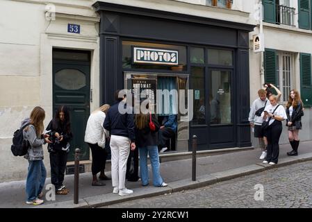 Fotoautomat Studio. Leute warten darauf, Fotos in der ältesten Fotobude von Paris zu machen. Es heißt, das ist der Stand aus dem Film Amelie Poulain Stockfoto