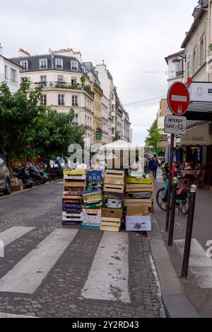 Leere Kartons und Kisten stehen auf der Straße. Obstverpackung, Wellpappe. Der Müll auf der Straße wartet darauf, abgeholt zu werden Stockfoto