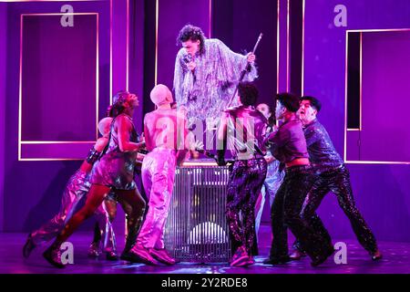 London, Großbritannien. September 2024. Jo Foster (sie/sie) spielt in der Rolle von Oliver. Eine Szene aus dem Musical. „WHY AM I SO SINGLE“, das neue Musical der Tony Award-ausgezeichneten Writers of SIX, folgt zwei besten Freunden auf ihrer Suche nach Liebe und wird im Garrick Theatre in London auftreten. Mit Jo Foster als Oliver und Leesa Tulley als Nancy in den Hauptrollen. Quelle: Imageplotter/Alamy Live News Stockfoto