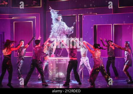 London, Großbritannien. September 2024. Jo Foster (sie/sie) spielt in der Rolle von Oliver. Eine Szene aus dem Musical. „WHY AM I SO SINGLE“, das neue Musical der Tony Award-ausgezeichneten Writers of SIX, folgt zwei besten Freunden auf ihrer Suche nach Liebe und wird im Garrick Theatre in London auftreten. Mit Jo Foster als Oliver und Leesa Tulley als Nancy in den Hauptrollen. Quelle: Imageplotter/Alamy Live News Stockfoto