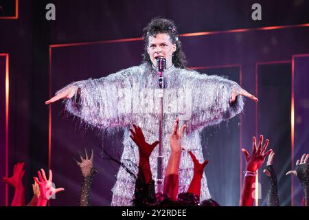 London, Großbritannien. September 2024. Jo Foster (sie/sie) spielt in der Rolle von Oliver. Eine Szene aus dem Musical. „WHY AM I SO SINGLE“, das neue Musical der Tony Award-ausgezeichneten Writers of SIX, folgt zwei besten Freunden auf ihrer Suche nach Liebe und wird im Garrick Theatre in London auftreten. Mit Jo Foster als Oliver und Leesa Tulley als Nancy in den Hauptrollen. Quelle: Imageplotter/Alamy Live News Stockfoto