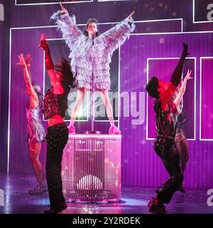 London, Großbritannien. September 2024. Jo Foster (sie/sie) spielt in der Rolle von Oliver. Eine Szene aus dem Musical. „WHY AM I SO SINGLE“, das neue Musical der Tony Award-ausgezeichneten Writers of SIX, folgt zwei besten Freunden auf ihrer Suche nach Liebe und wird im Garrick Theatre in London auftreten. Mit Jo Foster als Oliver und Leesa Tulley als Nancy in den Hauptrollen. Quelle: Imageplotter/Alamy Live News Stockfoto