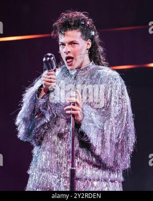 London, Großbritannien. September 2024. Jo Foster (sie/sie) spielt in der Rolle von Oliver. Eine Szene aus dem Musical. „WHY AM I SO SINGLE“, das neue Musical der Tony Award-ausgezeichneten Writers of SIX, folgt zwei besten Freunden auf ihrer Suche nach Liebe und wird im Garrick Theatre in London auftreten. Mit Jo Foster als Oliver und Leesa Tulley als Nancy in den Hauptrollen. Quelle: Imageplotter/Alamy Live News Stockfoto