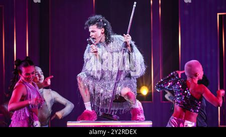 London, Großbritannien. September 2024. Jo Foster (sie/sie) spielt in der Rolle von Oliver. Eine Szene aus dem Musical. „WHY AM I SO SINGLE“, das neue Musical der Tony Award-ausgezeichneten Writers of SIX, folgt zwei besten Freunden auf ihrer Suche nach Liebe und wird im Garrick Theatre in London auftreten. Mit Jo Foster als Oliver und Leesa Tulley als Nancy in den Hauptrollen. Quelle: Imageplotter/Alamy Live News Stockfoto