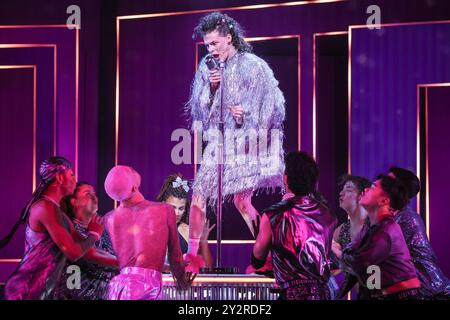 London, Großbritannien. September 2024. Jo Foster (sie/sie) spielt in der Rolle von Oliver. Eine Szene aus dem Musical. „WHY AM I SO SINGLE“, das neue Musical der Tony Award-ausgezeichneten Writers of SIX, folgt zwei besten Freunden auf ihrer Suche nach Liebe und wird im Garrick Theatre in London auftreten. Mit Jo Foster als Oliver und Leesa Tulley als Nancy in den Hauptrollen. Quelle: Imageplotter/Alamy Live News Stockfoto